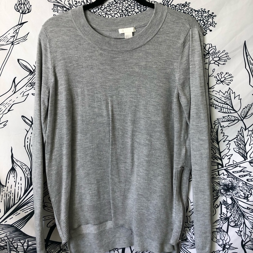 Grey sweater with zipper on the side